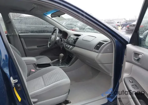 2005 Toyota Camry Le z USA, uszkodzony, nr VIN 4T1BE30K25U049001